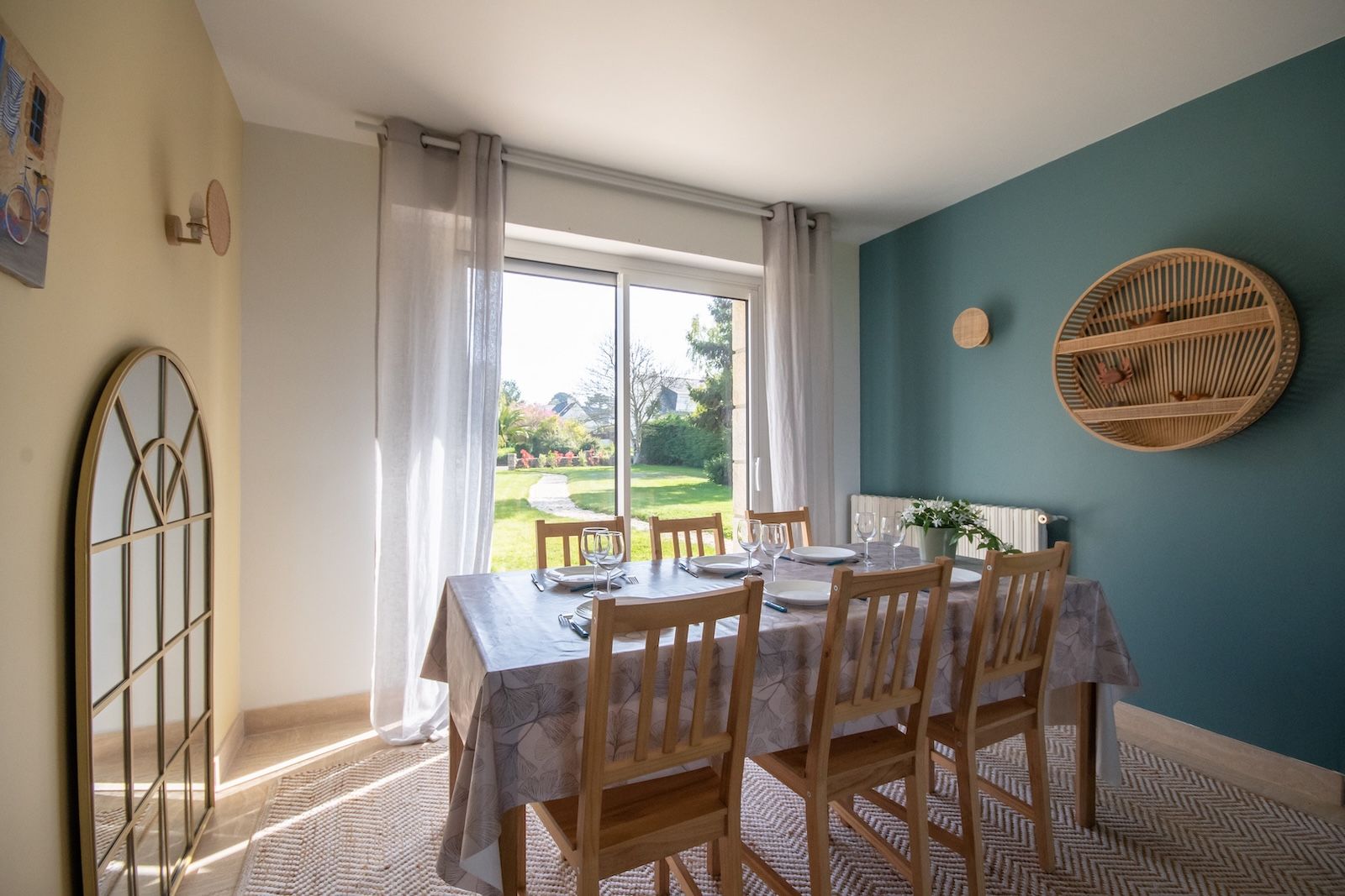 Salle à manger : détail table et ambiance