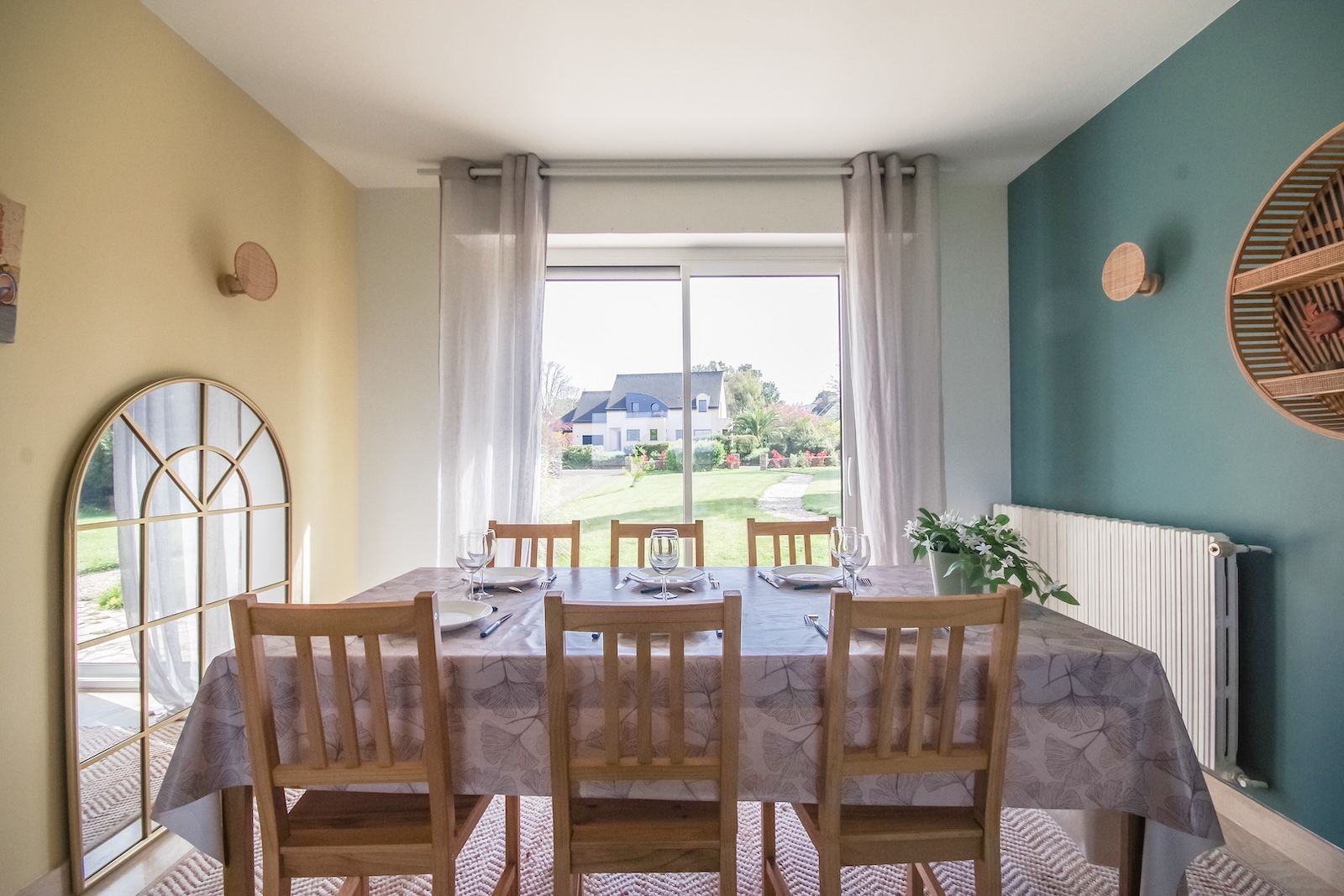 Salle à manger : vue depuis le salon