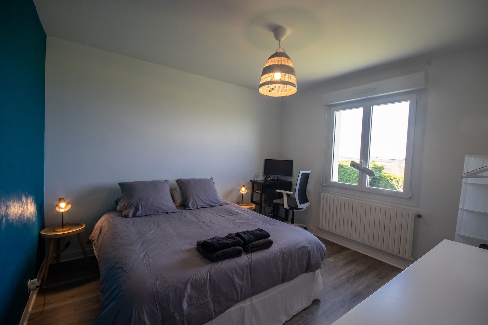 Chambre en rez-de-chaussée avec vue mer et bureau