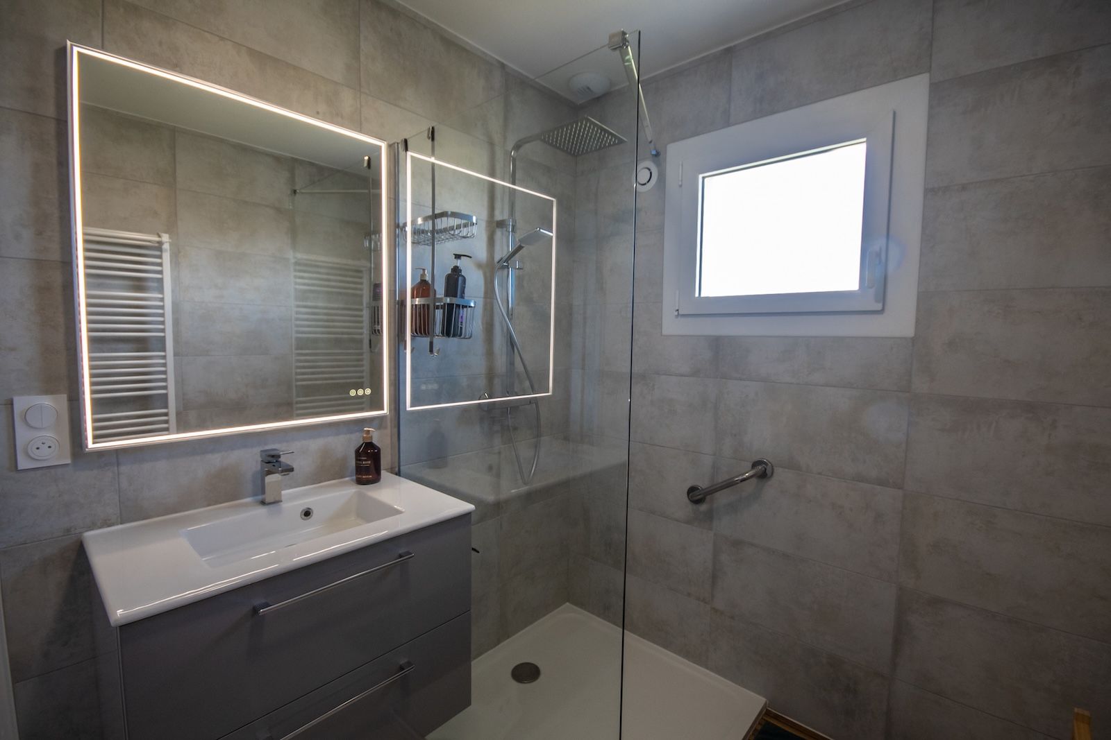 Salle de bain avec douche moderne au rez-de-chaussée