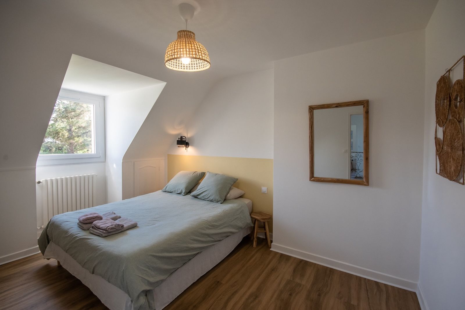Chambre élégante tons sable et jaune