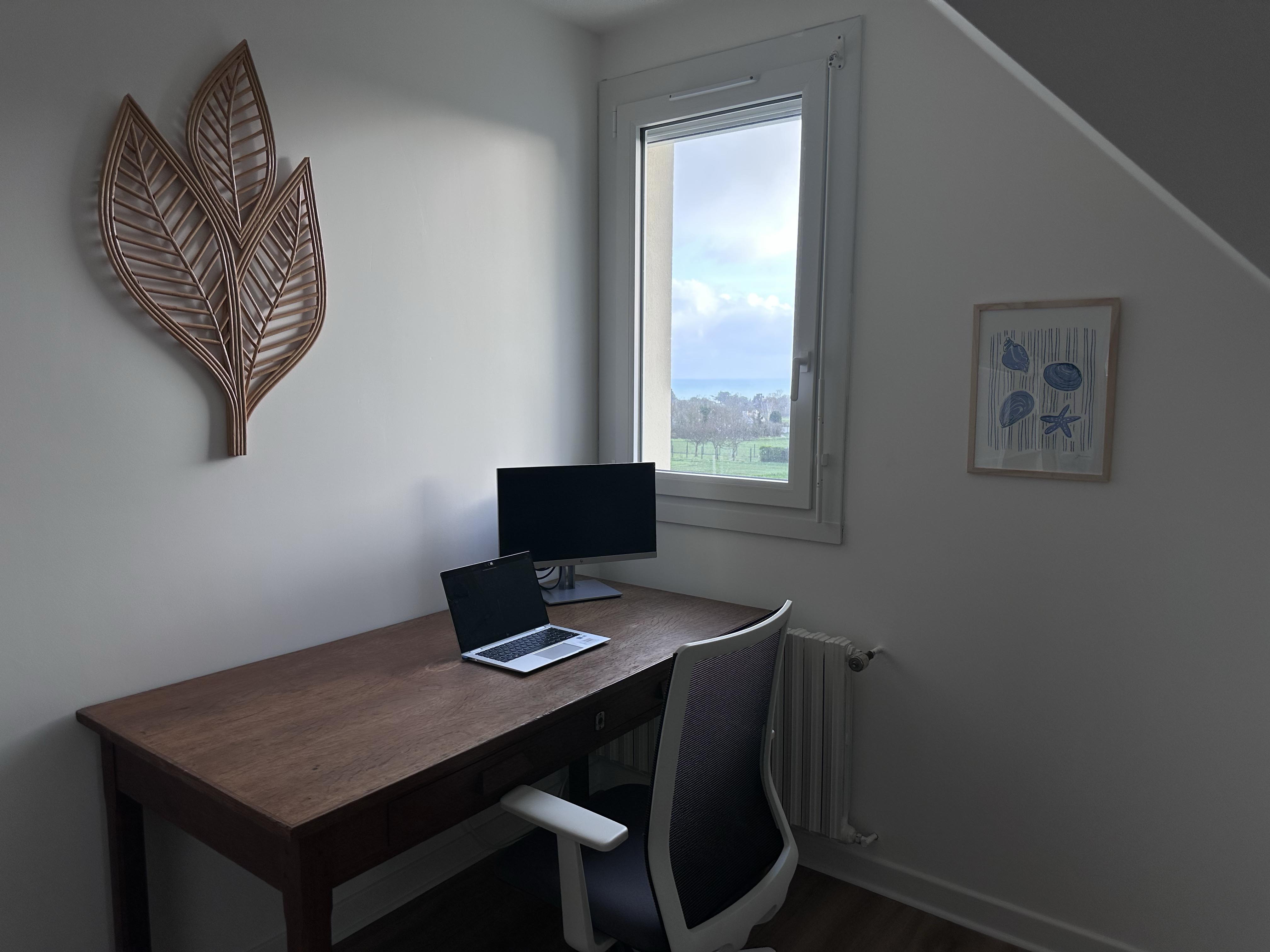 Chambre 2 : bureau avec vue mer